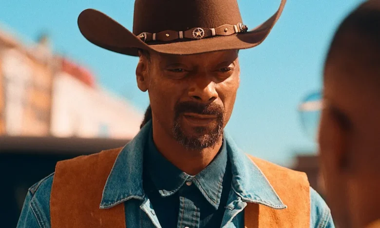 Le film biopic de Snoop Dogg présente un acteur populaire de Netflix dans le rôle du rappeur emblématique Snoop Dogg
